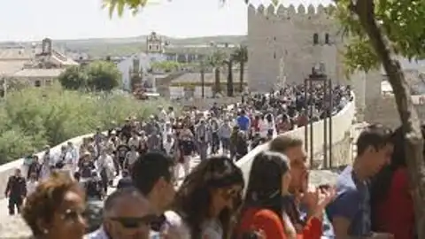 Gente del Turismo Turistas visitan el entorno de la Catedral, antigua Mezquita