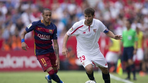 Coke conduce el bal&oacute;n ante la presi&oacute;n de Neymar