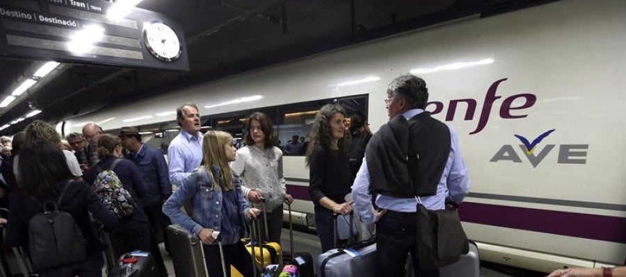 Cientos de pasajeros se agolpaban esta mañana en la estación de Sants de Barcelona Cientos de pasajeros se agolpaban esta mañana en la estación de Sants de Barcelona