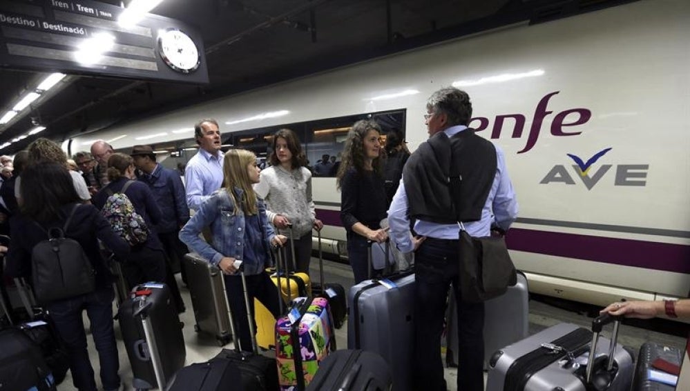 Cientos de pasajeros se agolpaban esta mañana en la estación de Sants de Barcelona
