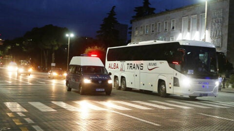 El autob&uacute;s de Serbia, llegando a Tirana
