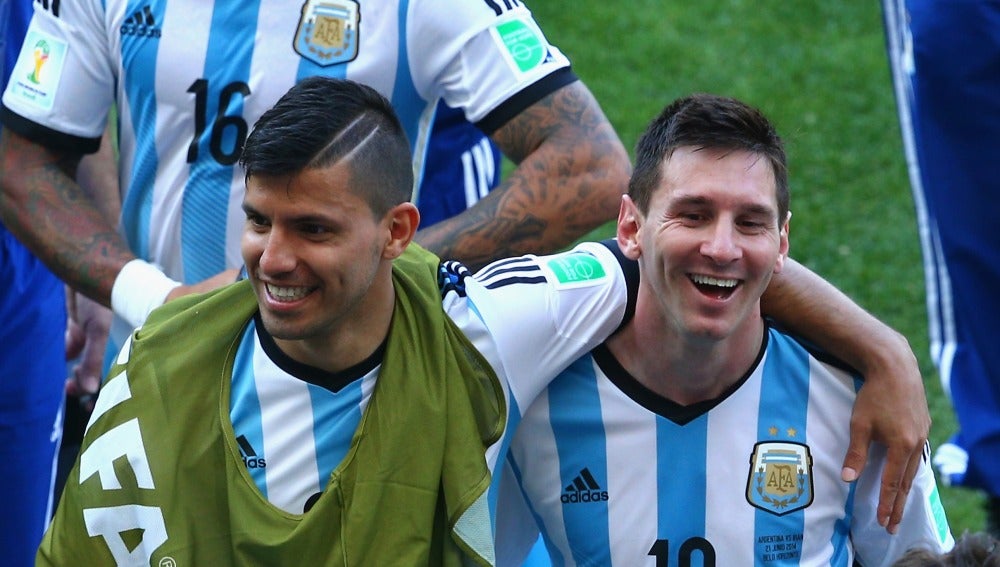 Sergio Agüero y Leo Messi se abrazan durante un partido de la selección argentina 