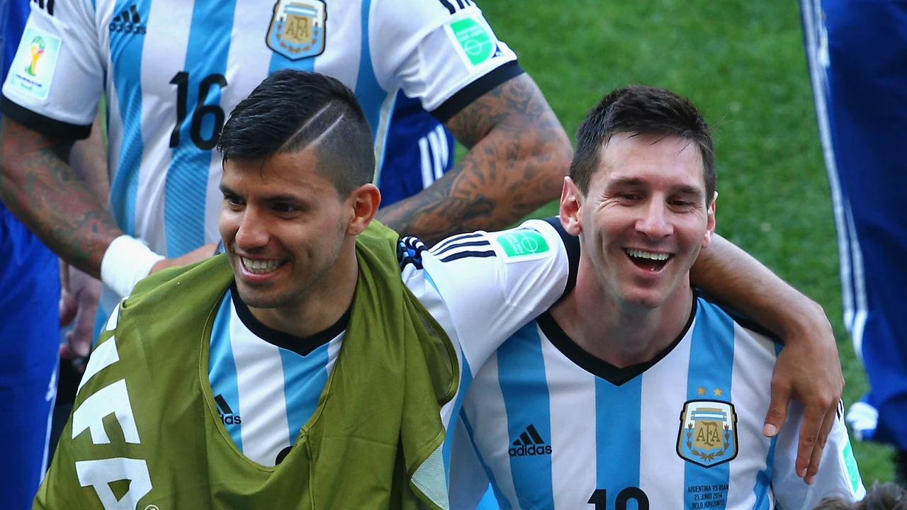 Sergio Agüero y Leo Messi se abrazan durante un partido de la selección argentina