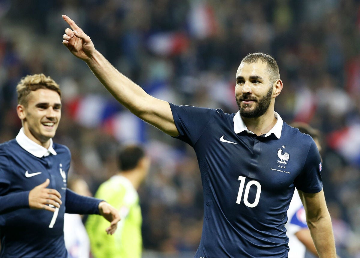Benzema firma un doblete con Francia antes de retirarse lesionado Benzema firma un doblete con Francia antes de retirarse lesionado