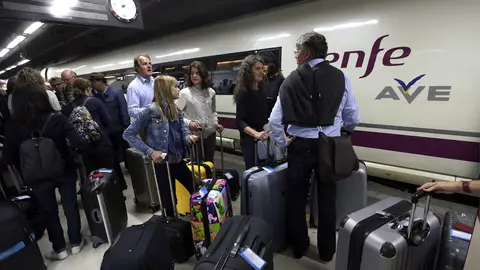 Cientos de pasajeros se agolpaban esta mañana en la estación de Sants de Barcelona Cientos de pasajeros se agolpaban esta mañana en la estación de Sants de Barcelona