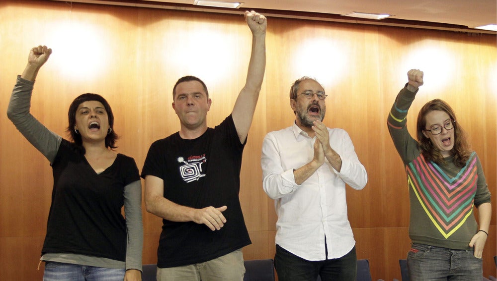Antonio Baños(2d) junto a los diputados Anna Gabriel (i) Josep Manel Busqueta (2i),y Eulalia Reguant (d) 