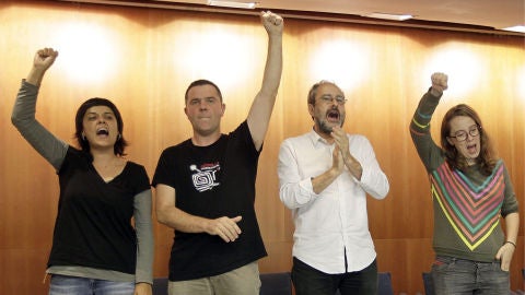 Antonio Ba&ntilde;os(2d) junto a los diputados Anna Gabriel (i) Josep Manel Busqueta (2i),y Eulalia Reguant (d) 