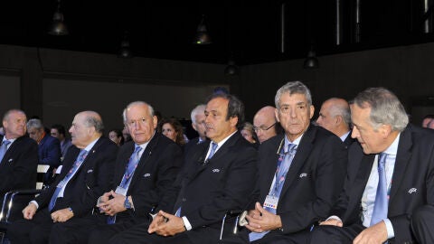 &Aacute;ngel Mar&iacute;a Villar junto a Michel Platini en un evento de la UEFA