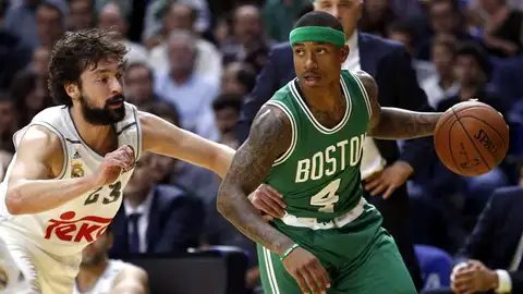 El base del Real Madrid Sergio Llull (i) intenta impedir el avance del base de los Boston Celtics Isaiah Thomas (d) El base del Real Madrid Sergio Llull (i) intenta impedir el avance del base de los Boston Celtics Isaiah Thomas (d)