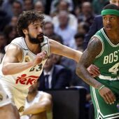 El base del Real Madrid Sergio Llull (i) intenta impedir el avance del base de los Boston Celtics Isaiah Thomas (d)
