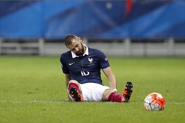 Benzema sufre una lesión en los isquiotibiales y estará unas tres semanas de baja Benzema sufre una lesión en los isquiotibiales y estará unas tres semanas de baja