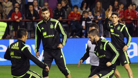Isco y Thiago disputan un bal&oacute;n ante la mirada de Piqu&eacute;