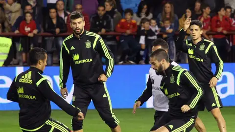 Isco y Thiago disputan un balón ante la mirada de Piqué Isco y Thiago disputan un balón ante la mirada de Piqué