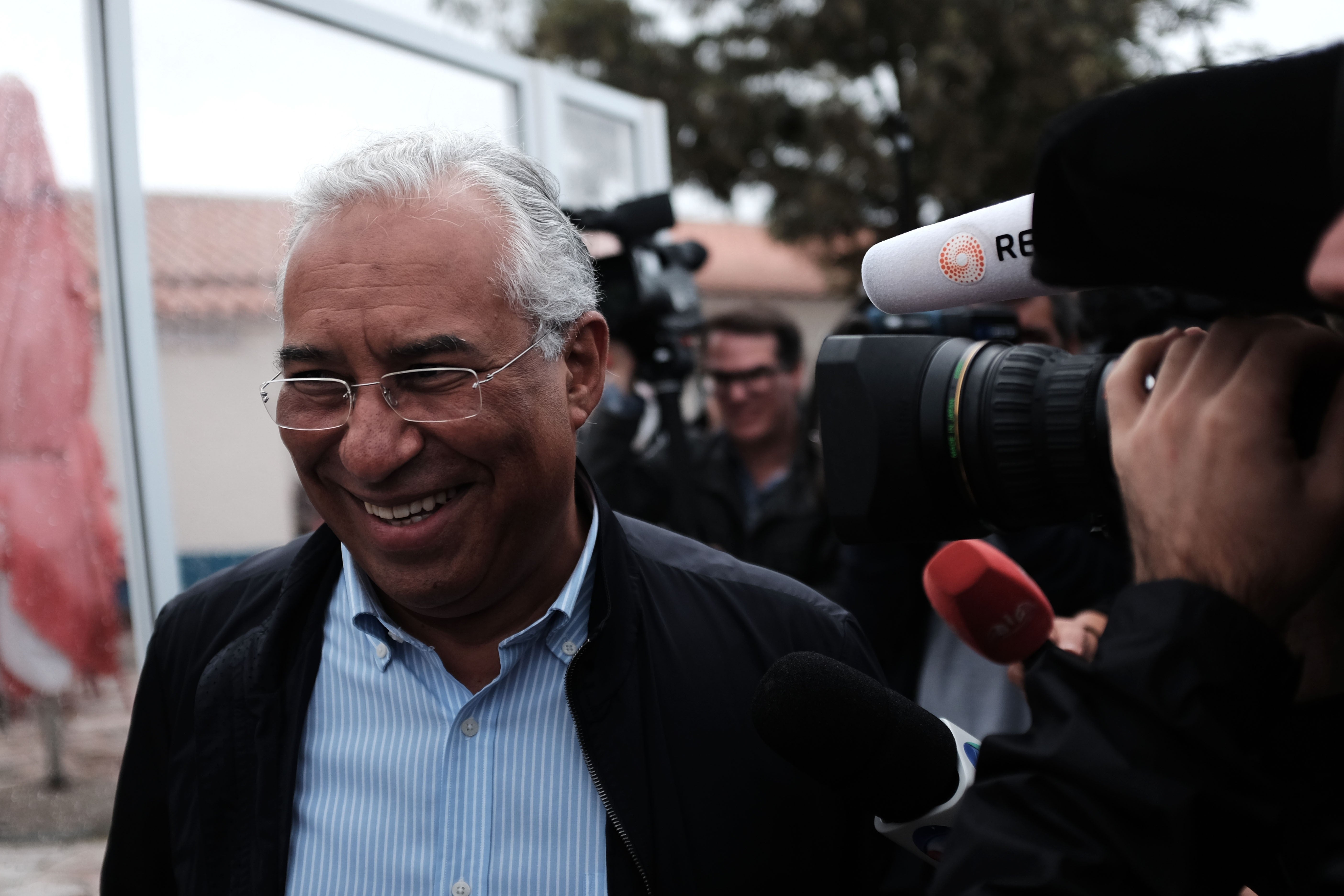 El Gobierno socialista de Portugal supera su primera moción de censura presentada por CDS El Gobierno socialista de Portugal supera su primera moción de censura presentada por CDS