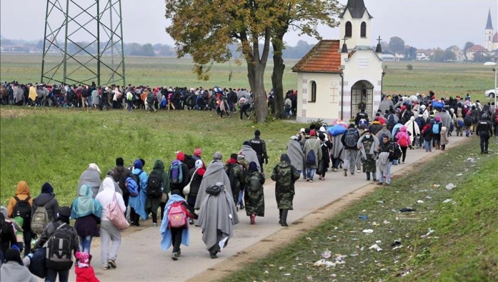 Refugiados se dirigen a centros de acogida en la frontera con Croacia en Rigonce (Eslovenia)
