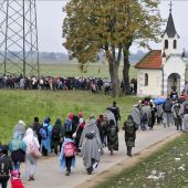 Refugiados se dirigen a centros de acogida en la frontera con Croacia en Rigonce (Eslovenia)