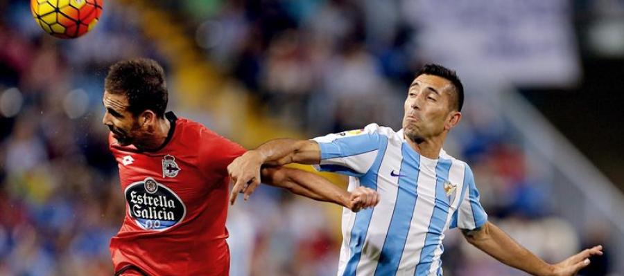 El defensa del Deportivo, Fernando Navarro, disputa un balón con el delantero brasileño del Málaga, Charles Dias El defensa del Deportivo, Fernando Navarro, disputa un balón con el delantero brasileño del Málaga, Charles Dias