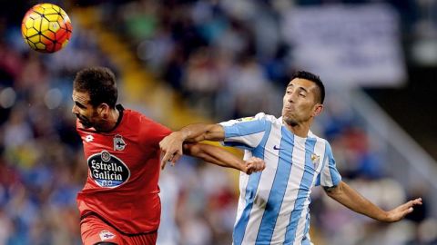 El defensa del Deportivo, Fernando Navarro, disputa un bal&oacute;n con el delantero brasile&ntilde;o del M&aacute;laga, Charles Dias