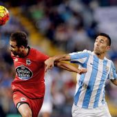 El defensa del Deportivo, Fernando Navarro, disputa un balón con el delantero brasileño del Málaga, Charles Dias