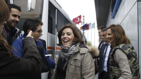 Soraya Saez de Santamar&iacute;a, sale del hotel en el que ha esperado la soluci&oacute;n a una aver&iacute;a en el avi&oacute;n.