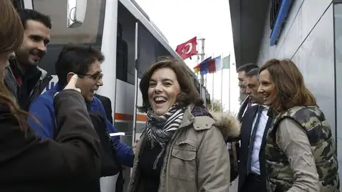 Soraya Saez de Santamaría, sale del hotel en el que ha esperado la solución a una avería en el avión. Soraya Saez de Santamaría, sale del hotel en el que ha esperado la solución a una avería en el avión.