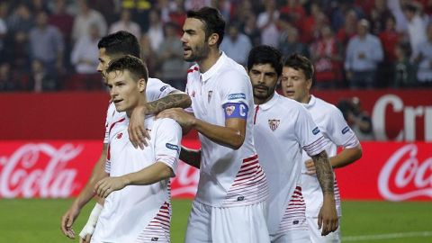 Kev&iacute;n Gameiro,"Vitolo", Vicente Iborra y &Eacute;ver Banega, celebran el cuarto gol del equipo
