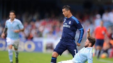 Cristiano Ronaldo regatea ante Sergi G&oacute;mez