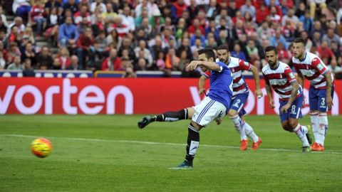 El delantero del Betis Rub&eacute;n Castro marca de penalti el primer gol de su equipo ante el Granada.