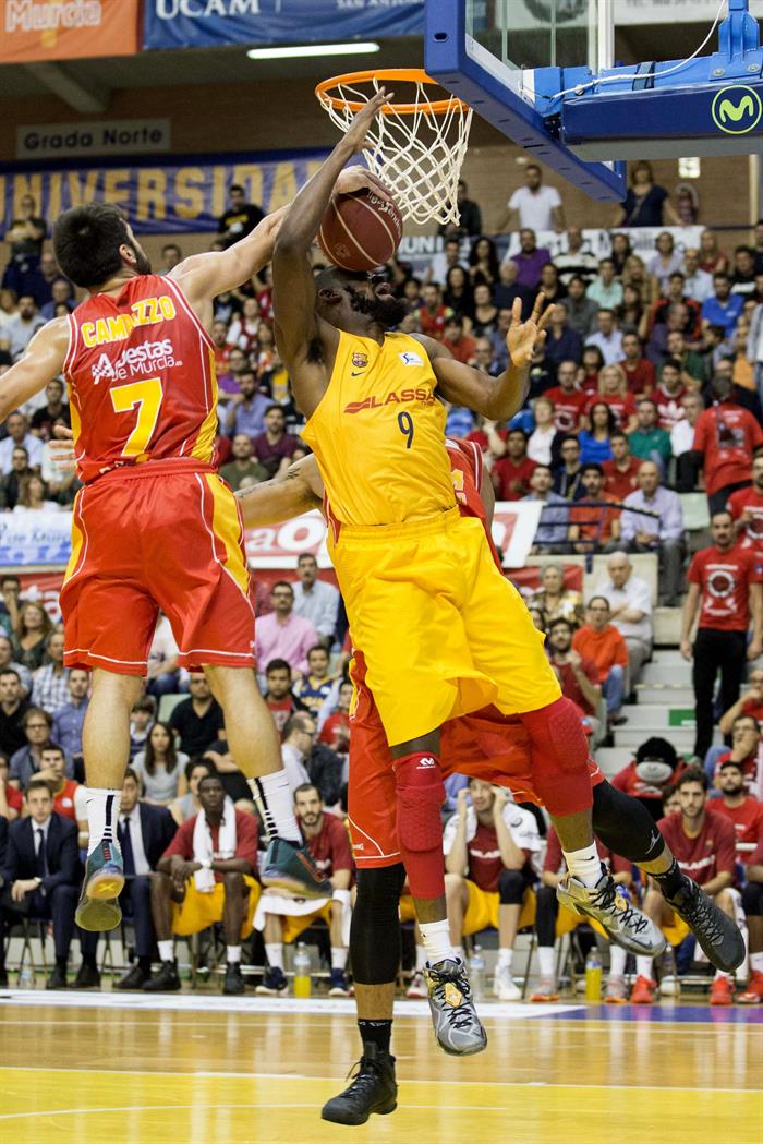 El Barça reacciona a tiempo en Murcia para seguir invicto en la ACB El Barça reacciona a tiempo en Murcia para seguir invicto en la ACB