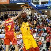 Facundo Campazzo (izq) tapona a Shane Lawal (d)
