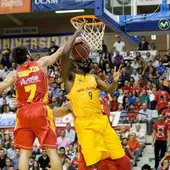 Facundo Campazzo (izq) tapona a Shane Lawal (d) Facundo Campazzo (izq) tapona a Shane Lawal (d)