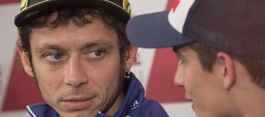 Valentino Rossi (izq) mira a Marc Márquez (d) durante una rueda de prensa Valentino Rossi (izq) mira a Marc Márquez (d) durante una rueda de prensa