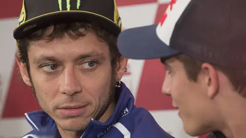 Valentino Rossi (izq) mira a Marc Márquez (d) durante una rueda de prensa Valentino Rossi (izq) mira a Marc Márquez (d) durante una rueda de prensa