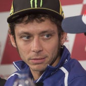 Valentino Rossi (izq) mira a Marc Márquez (d) durante una rueda de prensa