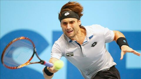 Ferrer intenta llegar a la bola durante la final de Viena