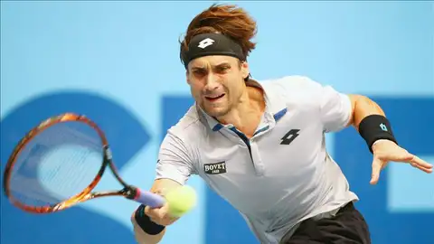 Ferrer intenta llegar a la bola durante la final de Viena Ferrer intenta llegar a la bola durante la final de Viena