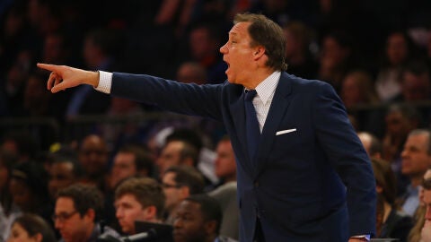 Flip Saunders, dirigiendo a los Minnesota Timberwolves en un encuentro de la NBA