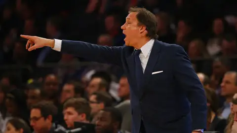 Flip Saunders, dirigiendo a los Minnesota Timberwolves en un encuentro de la NBA Flip Saunders, dirigiendo a los Minnesota Timberwolves en un encuentro de la NBA