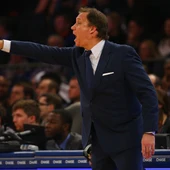 Flip Saunders, dirigiendo a los Minnesota Timberwolves en un encuentro de la NBA Flip Saunders, dirigiendo a los Minnesota Timberwolves en un encuentro de la NBA