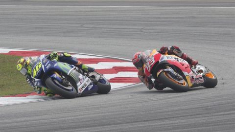 M&aacute;rquez intenta adelantar a Rossi antes de que este le tire al suelo