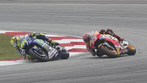 Márquez intenta adelantar a Rossi antes de que este le tire al suelo Márquez intenta adelantar a Rossi antes de que este le tire al suelo