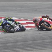 Márquez intenta adelantar a Rossi antes de que este le tire al suelo