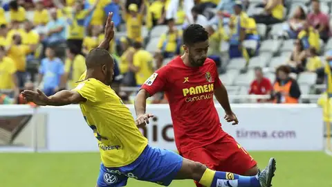 El defensa del Villarreal, Jaume Costa (d), se lleva la pelota ante el centrocampista marroquí de la UD Las Palmas, Nabil El Zhar (izq) El defensa del Villarreal, Jaume Costa (d), se lleva la pelota ante el centrocampista marroquí de la UD Las Palmas, Nabil El Zhar (izq)
