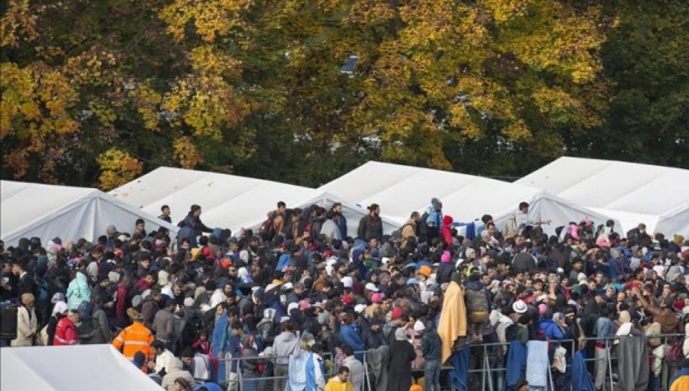 Refugiados esperan para cruzar la frontera con Austria en Spielfeld (Eslovenia) 