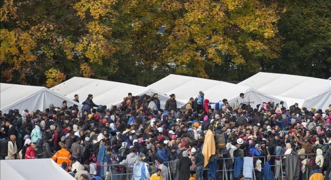 Grecia promete 100.000 nuevas plazas más para los refugiados en Grecia y los Balcanes Grecia promete 100.000 nuevas plazas más para los refugiados en Grecia y los Balcanes