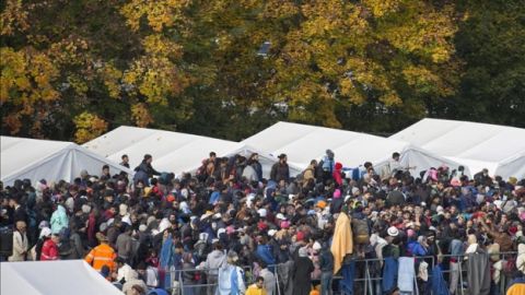 Refugiados esperan para cruzar la frontera con Austria en Spielfeld (Eslovenia) 