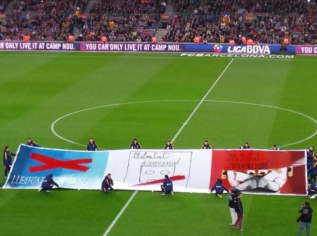 El Barcelona exhibe pancartas a favor de la libertad de expresión en el Camp Nou El Barcelona exhibe pancartas a favor de la libertad de expresión en el Camp Nou