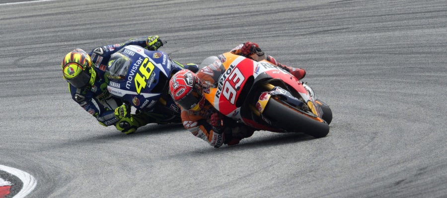 Marc Márquez traza una curva ante Valentino Rossi, antes de ser derribado Marc Márquez traza una curva ante Valentino Rossi, antes de ser derribado
