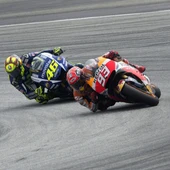 Marc Márquez traza una curva ante Valentino Rossi, antes de ser derribado Marc Márquez traza una curva ante Valentino Rossi, antes de ser derribado
