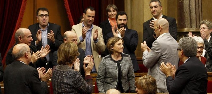 Diputados de Junts pel Sí y miembros del Govern en funciones, aplauden a la número dos de la candidatura de Junts pel Sí, Carme Forcadell Diputados de Junts pel Sí y miembros del Govern en funciones, aplauden a la número dos de la candidatura de Junts pel Sí, Carme Forcadell